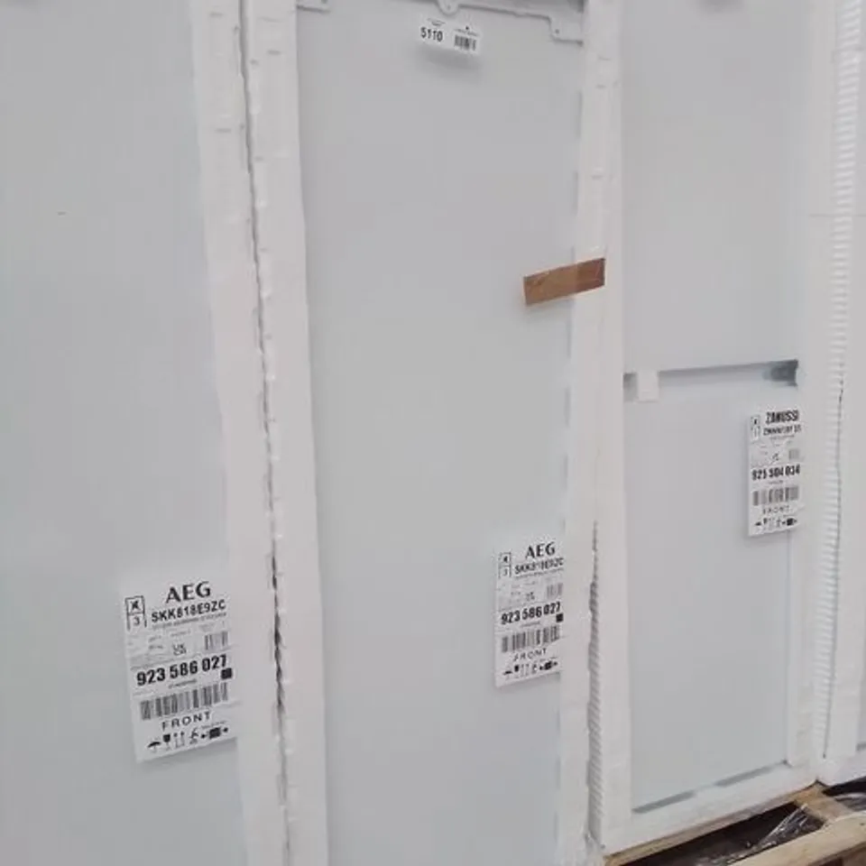 AEG 9000 SERIES 176.9cm  BUILT-IN REFRIGERATOR  Model SKK818E9ZC RRP £1125