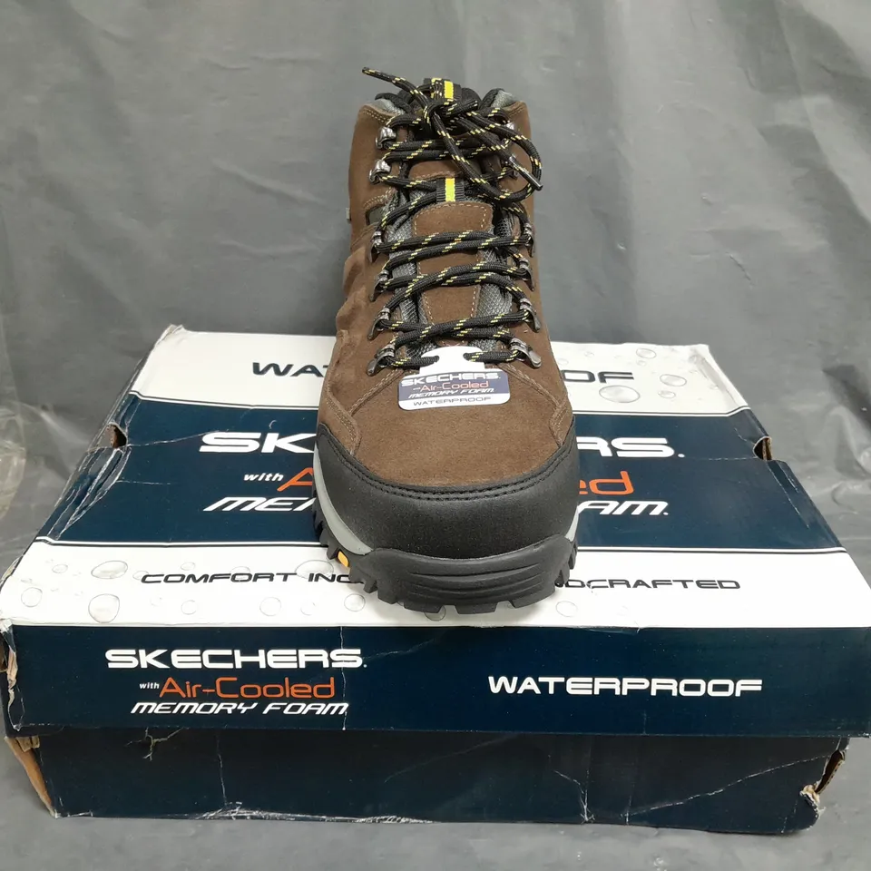 BOXED PAIR OF SKECHERS MEN'S WATERPROOF ANKLE BOOTS IN BROWN SIZE UK 10