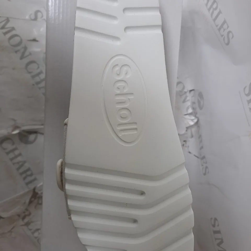 BOXED SCHOLL SANDLES IN WHITE SIZE 6 