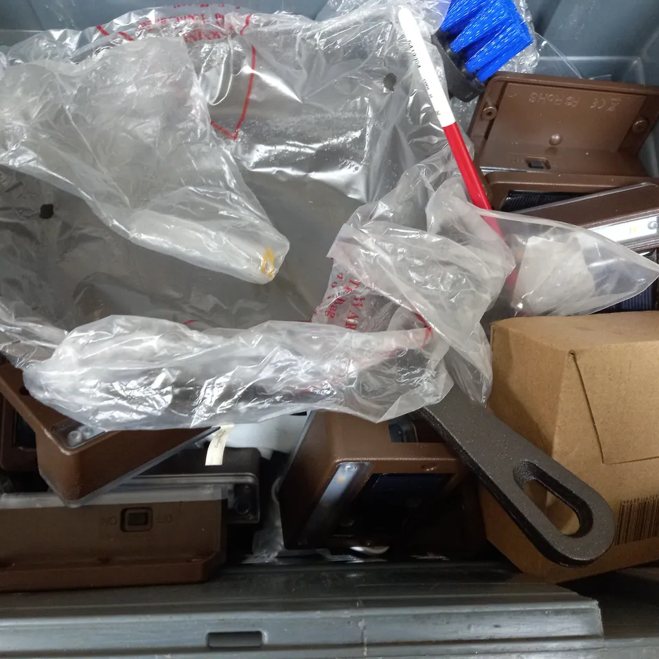 BOX OF APPROXIMATELY 10 ASSORTED ITEMS TO INCLUDE - FORK , VACUUM BOTTLE , CISIVIS CUTTING WHEEL ETC