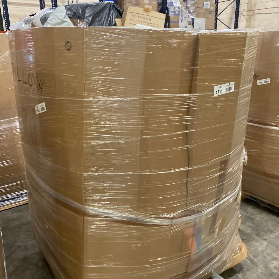 PALLET TO CONTAIN A LARGE ASSORTMENT OF PILLOWS AND CUSHIONS // BRANDS MAY VARY
