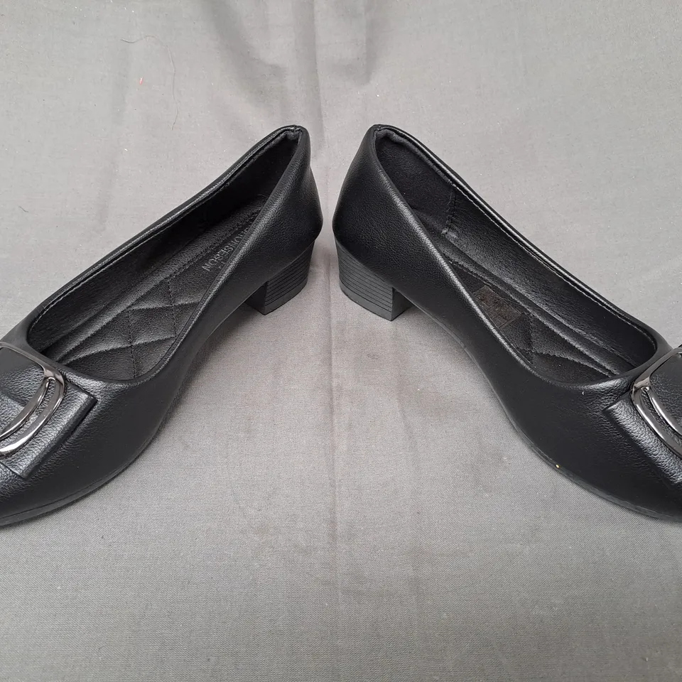 BOXED PAIR OF FENGHONSESON SLIP-ON SHOES IN BLACK EU SIZE 36