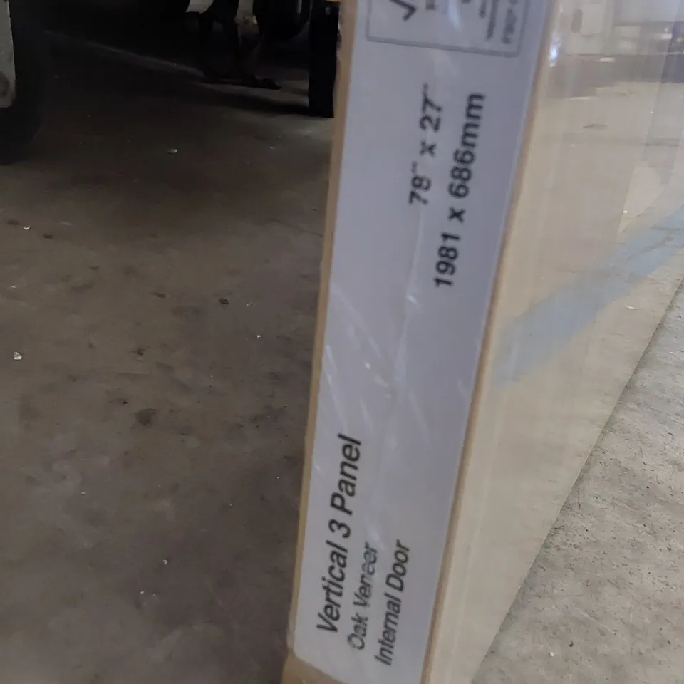 OAK VENEER 3 VERTICAL PANEL INTERNAL DOOR 1981 × 686mm