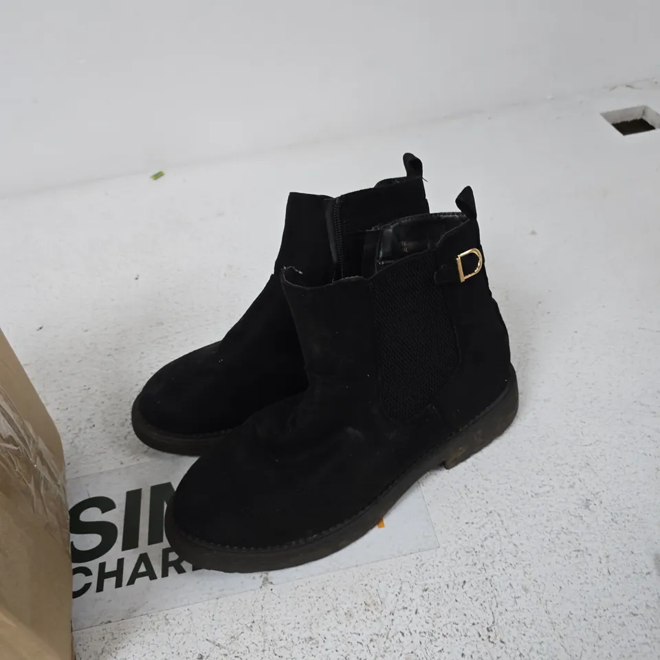 UK 6 WOMEN'S BLACK FAUX SUEDE CHELSEA BOOTS – CHUNKY SOLE (EU 40)