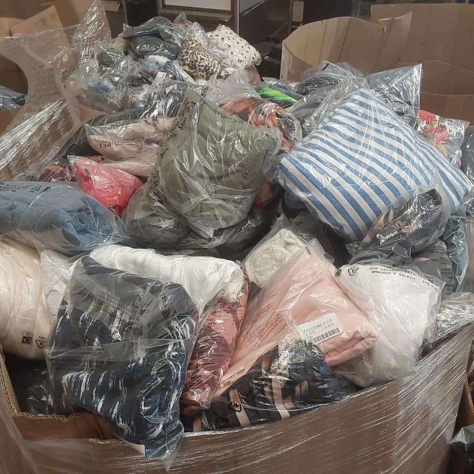 PALLET CONTAINING APPROXIMATELY 775x ASSORTED BRAND NEW DESIGNER CLOTHING ITEMS