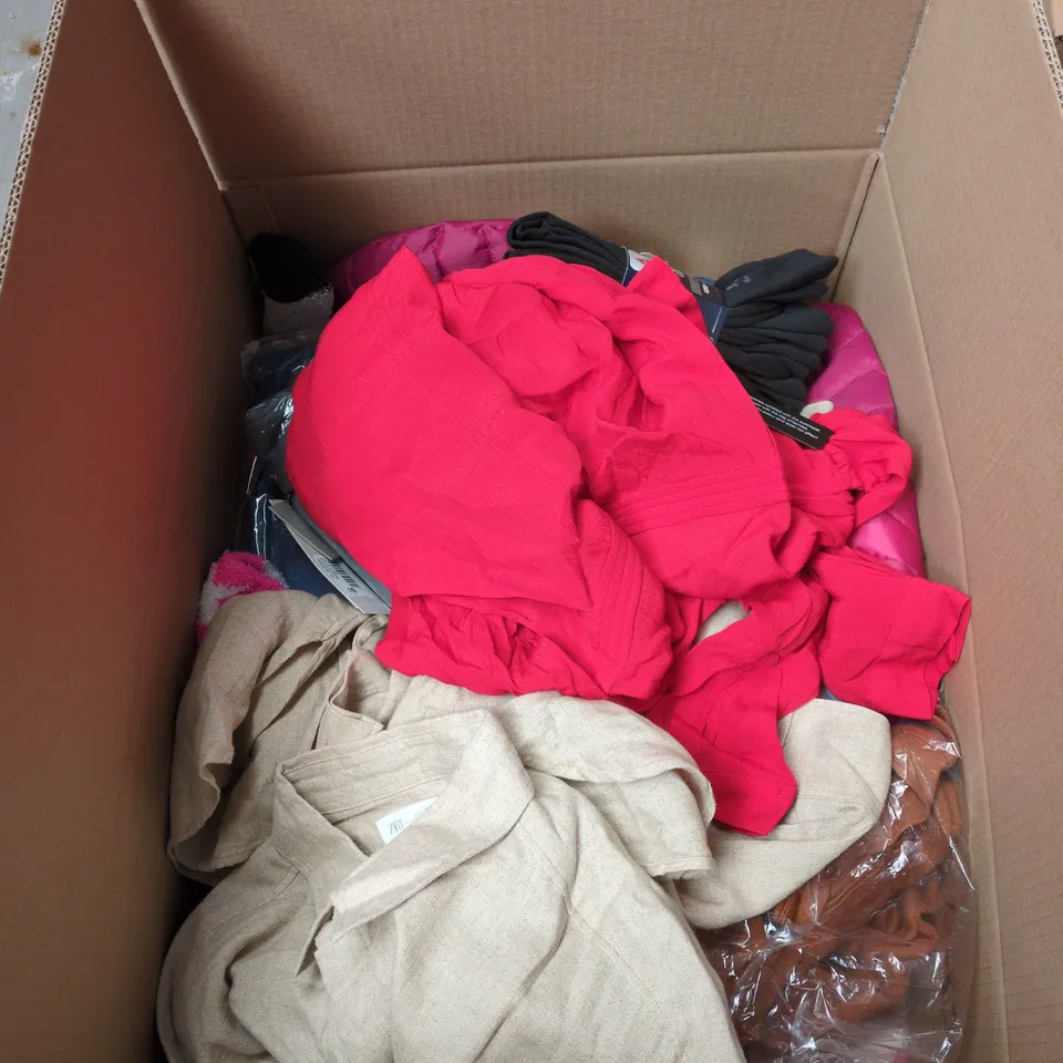 BOX OF APPROXIMATELY 20 ASSORTED CLOTHING ITEMS TO INCLUDE BLACK PURSE, UMBRELLA, JACK & JONES T SHIRT, JEANS ETC