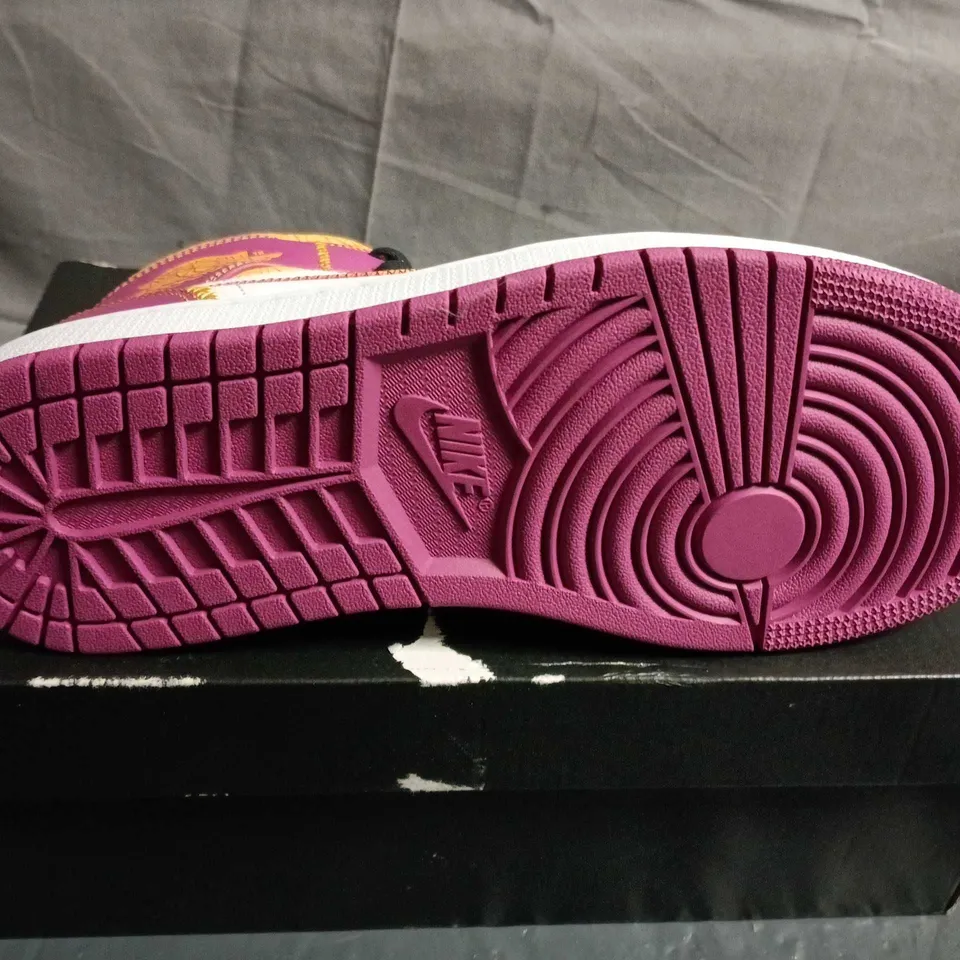 BOXED PAIR OF AIR JORDAN 1 MID PARA MI SNEAKERS – UK SIZE 7