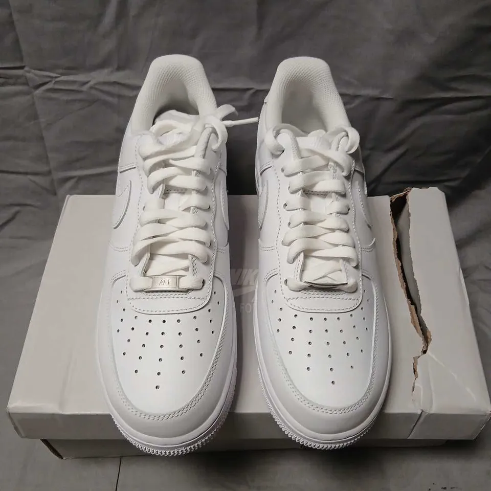 NIKE AIR FORCE 1 '07 WHITE SNEAKERS SIZE 9