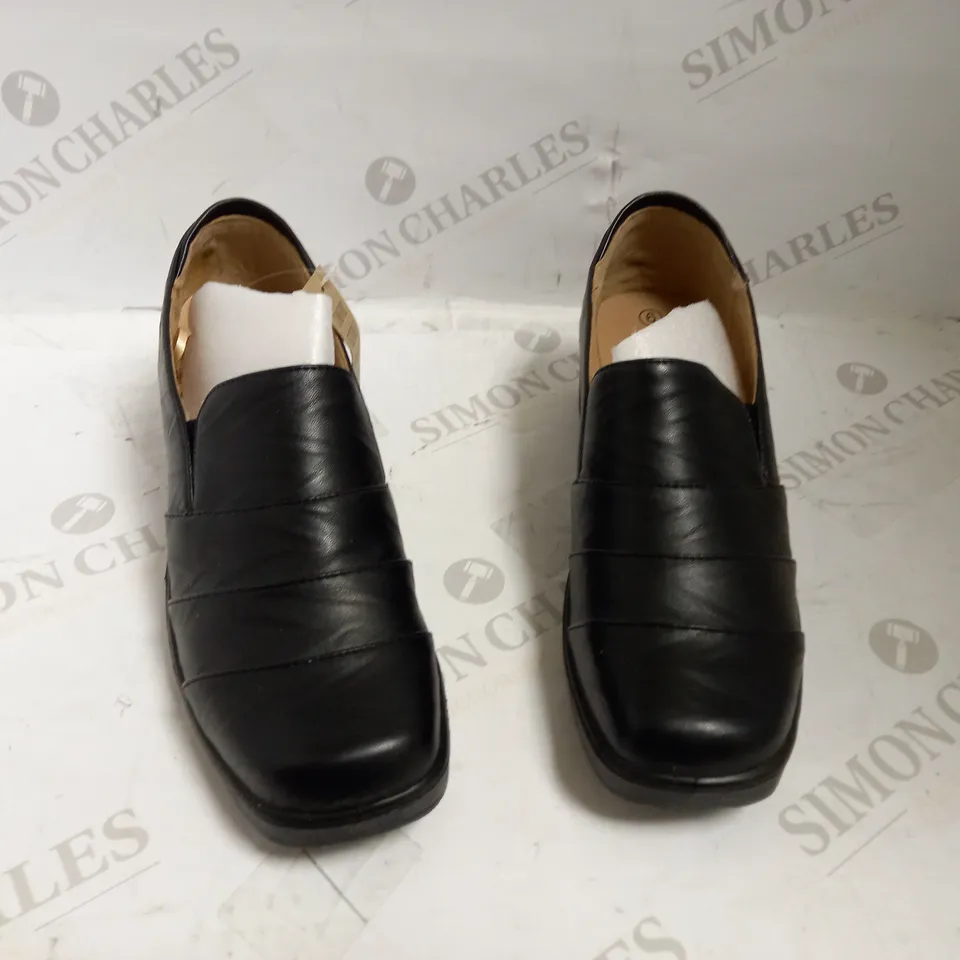 CUSHION WALK WOMENS BLACK MAT 6 UK 