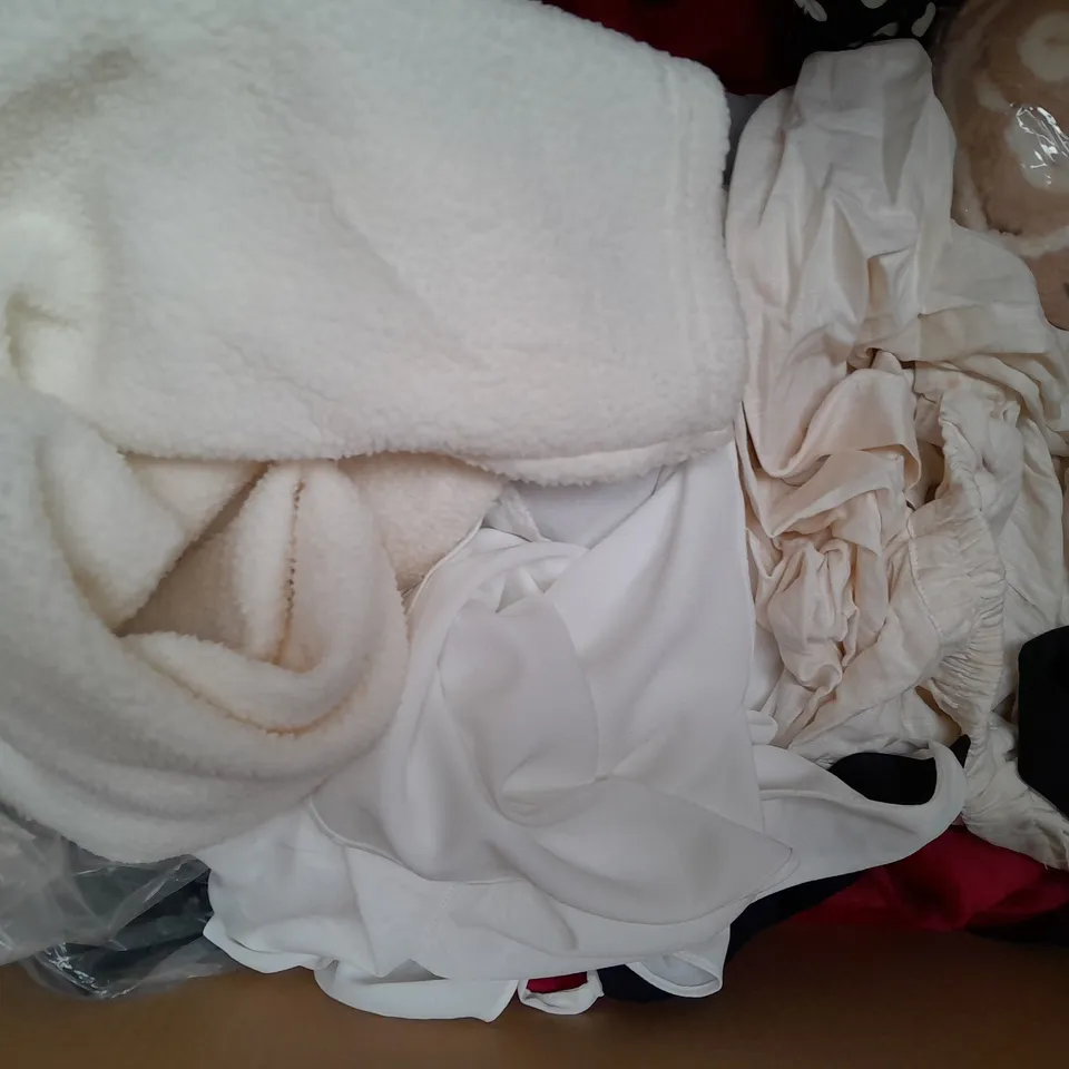 BOX OF APPROXIMATELY 20 ASSORTED CLOTHING AND FASHION ITEMS IN VARIOUS STYLES, SIZES, AND COLOURS