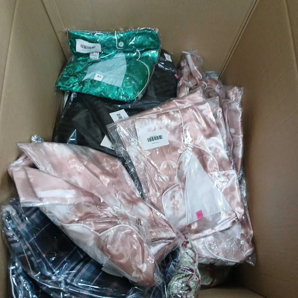 BOX OF APPROXIMATELY 20 CLOTHING AND FASHION ITEMS - VARIOUS COLOURS, SIZES AND STYLES