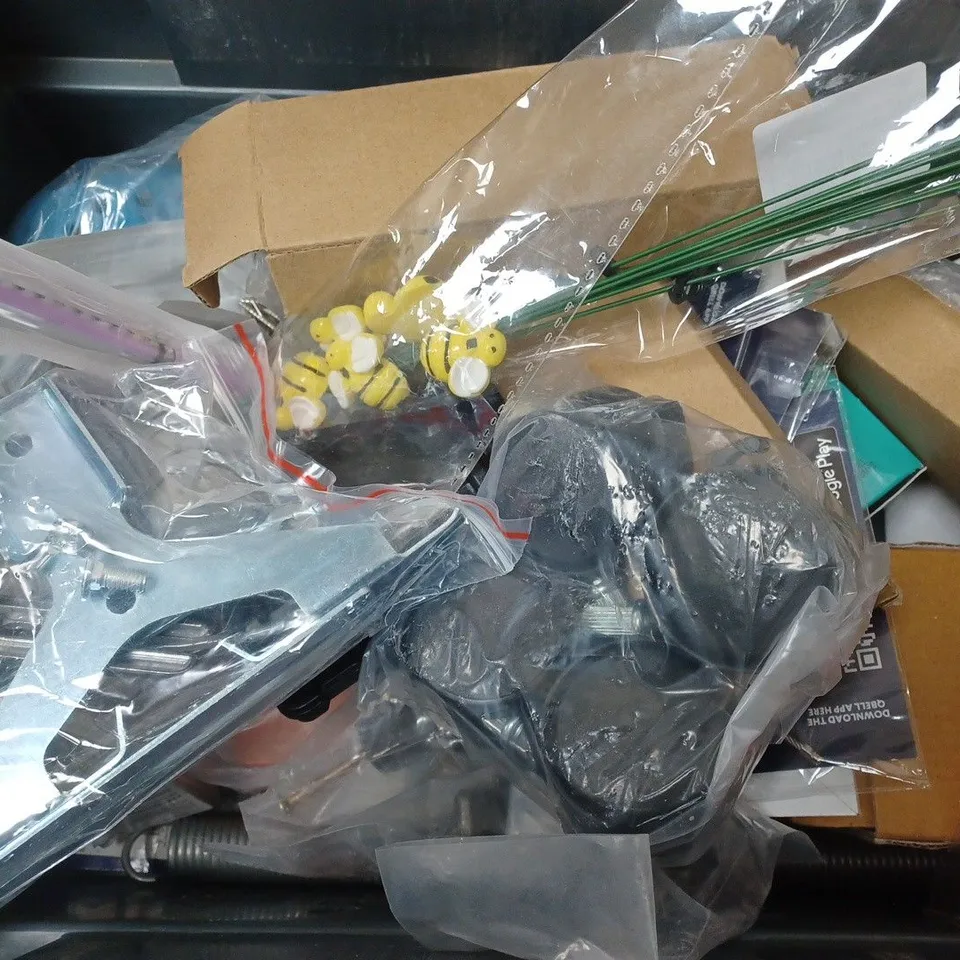 BOX OF APPROXIMATELY 15 ASSORTED ITEMS TO INCLUDE - SCRUB MOMMY , LILA & JACK TEETHER , RESISTANT BREATHING TOOL ETC