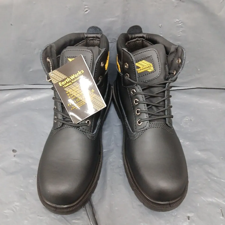 PAIR OF EARTHWORKS SAFETY BOOTS IN BLACK - 11