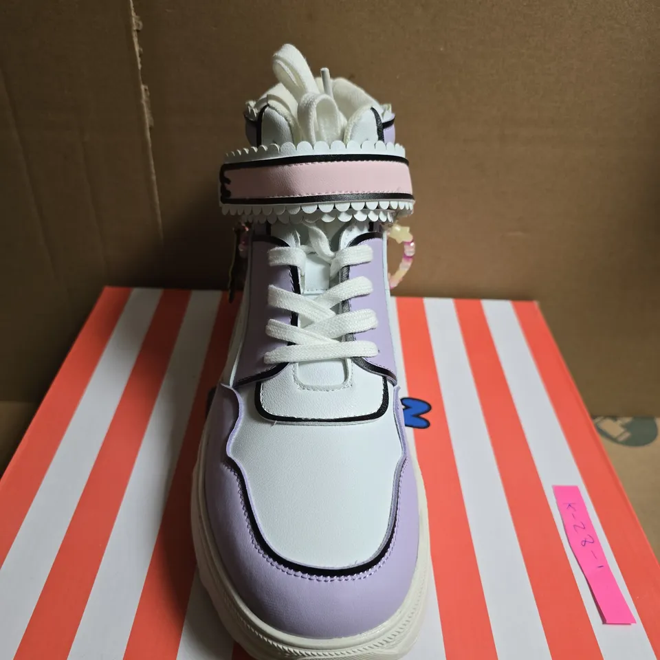 BOXED PAIR OF KOI X KETNIPZ UR A STAR HIGH TOP TRAINERS –UK 8