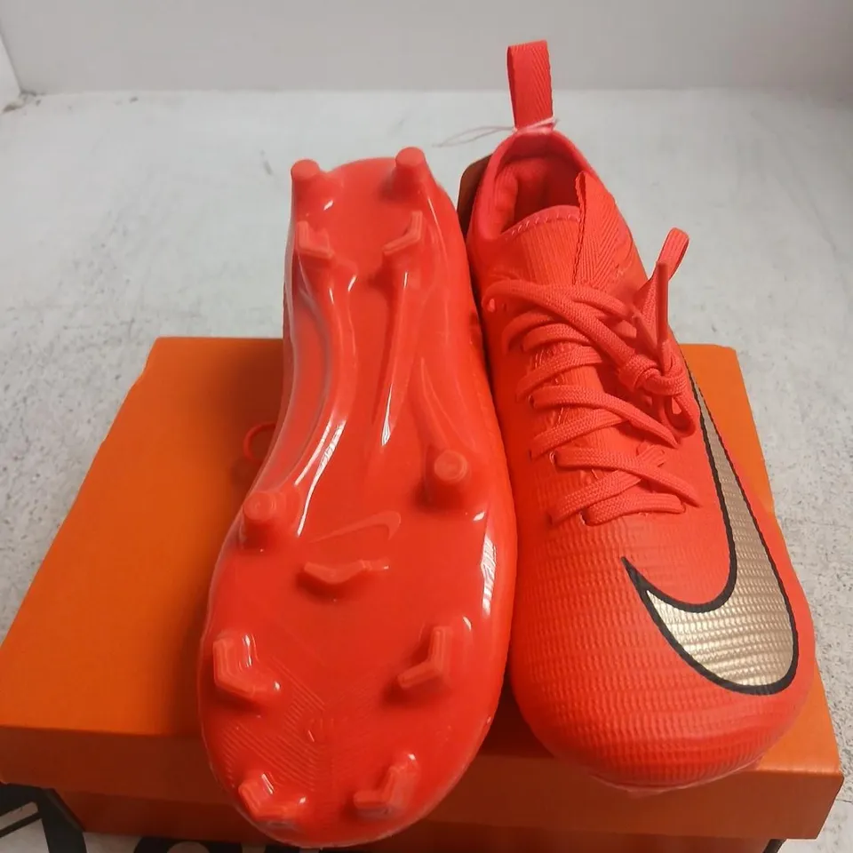 NIKE JR VAPOR 17 ACADEMY FG/MG FOOTBALL BOOTS – UK KIDS 12.5 (EU 31) – ORANGE