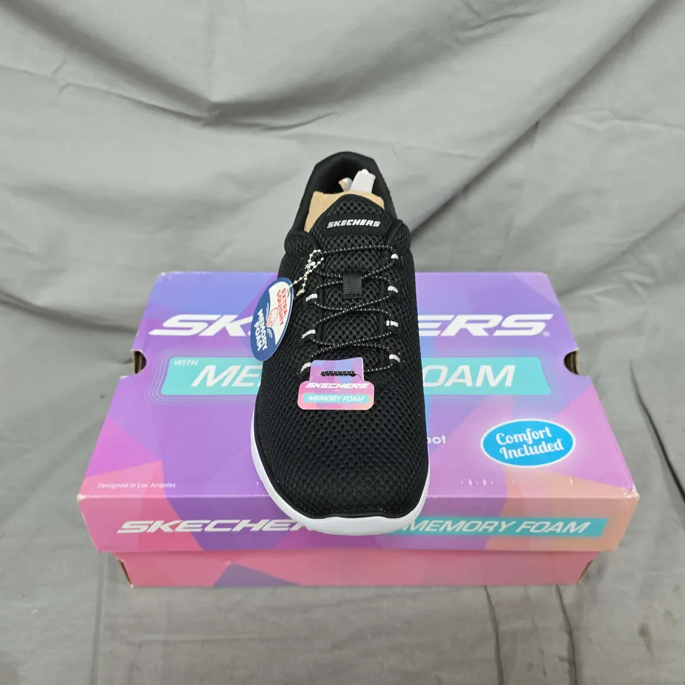 BOXED PAIR OF SKECHERS SUMMITS QUICK LAPSE TRAINERS IN BLACK - UK 5