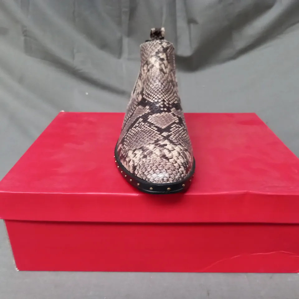 BOXED PAIR OF LONDON REBEL GARETH SYNTHETIC ANKLE BOOTS IN GREY SNAKE SIZE 3