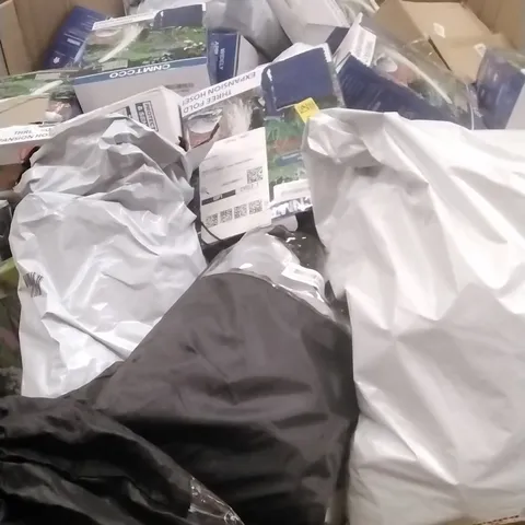 A PALLET CONTAINING ASSORTED GARDEN HOSES, MEMORY FOAM ETC