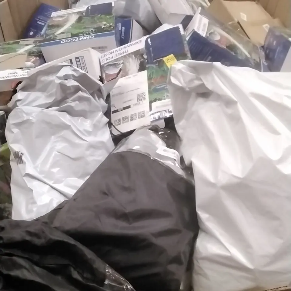 A PALLET CONTAINING ASSORTED GARDEN HOSES, MEMORY FOAM ETC