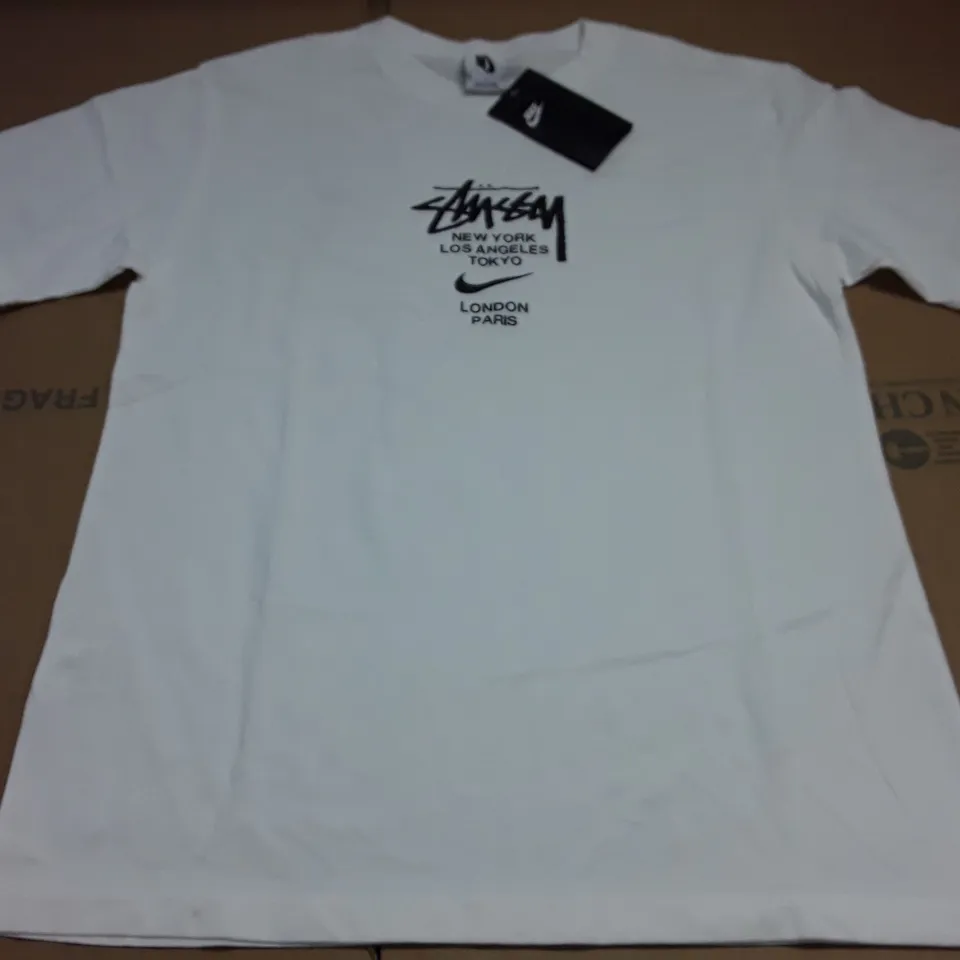 NIKE WHITE T-SHIRT - M