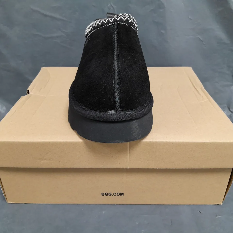 BOXED PAIR OF UGG WOMEN'S TAZZ SHOES IN BLACK SIZE UK 6