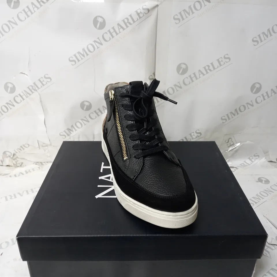 BOXED NATURALIZER HADLEY HI TOP TRAINERS, BLACK - SIZE 6