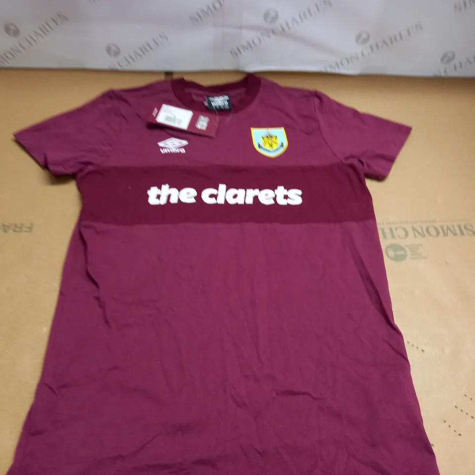 UMBRO BURNLEY TEE IN BURGHUNDY - GB YL