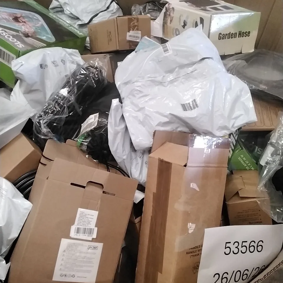 PALLET CONTAINING A LARGE QUANTITY OF; GARDEN HOSES