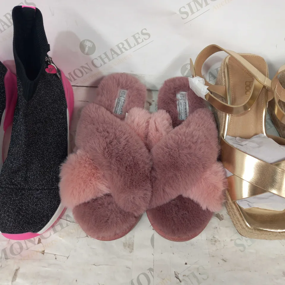 BOX OF APPROXIMATELY 15 ASSORTED PAIRS OF SHOES AND FOOTWEAR ITEMS IN VARIOUS STYLES AND SIZES TO INCLUDE PRIMARK, BOOHOO, RIVER ISLAND, ETC