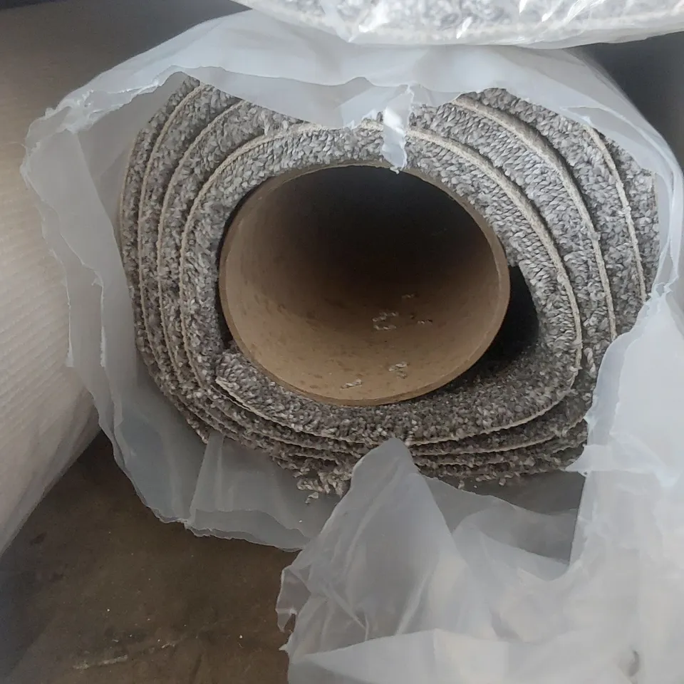 ROLL OF QUALITY AB GREY CARPET // APPROX SIZE: 4 X 2.5m