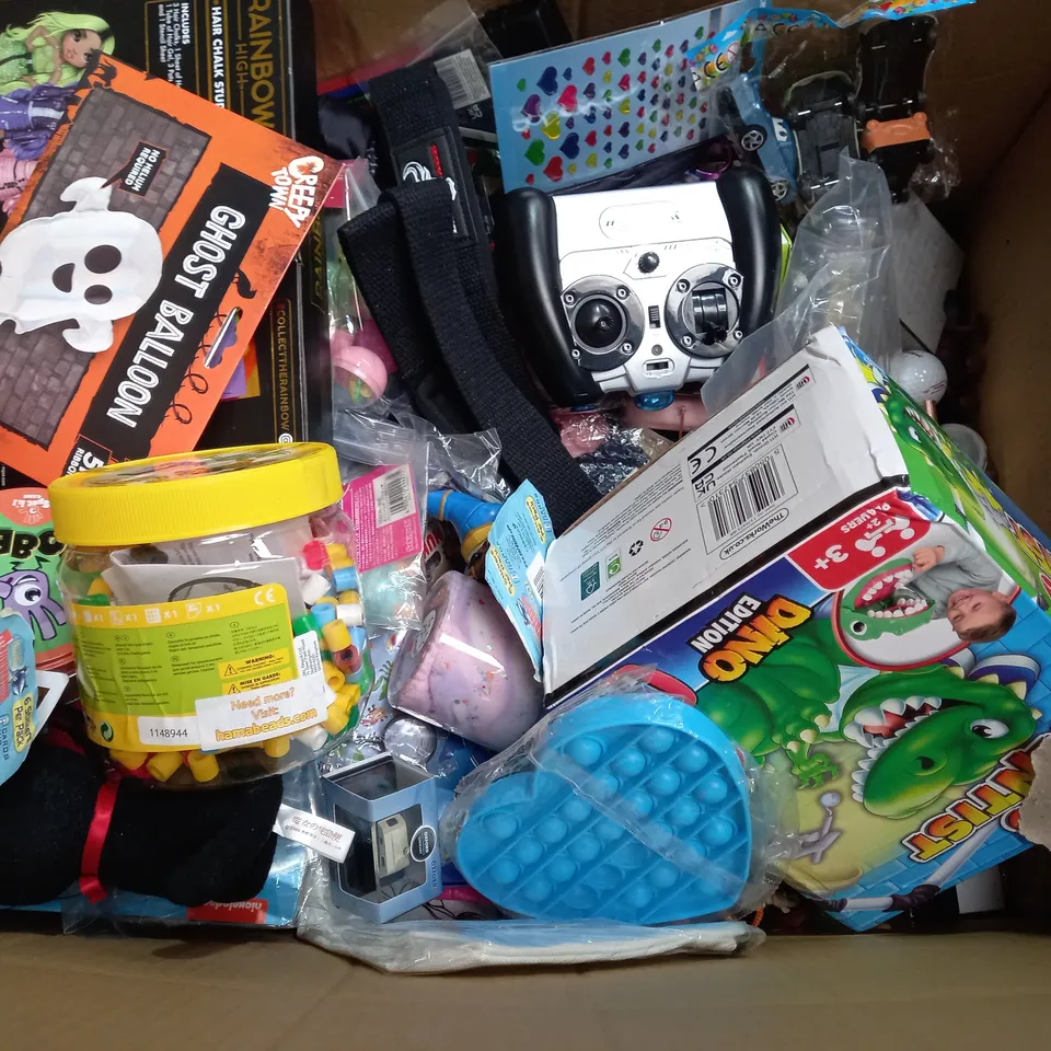 BOX OF APPROX 30 ASSORTED TOYS TO INCLUDE - WHAT DO YOU MEME - BRAINBOX FOOTBALL - BRAINSTORM SPACE TORCH ETC - COLLECTION ONLY