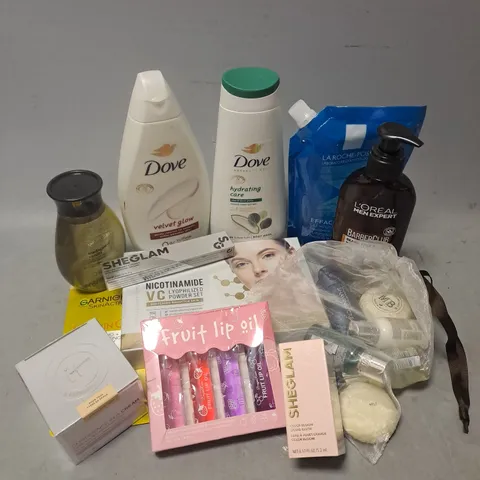 APPROXIMATELY 20 ASSORTED COSMETIC PRODUCTS TO INCLUDE - DOVE VELVET GLOW BODY WASH - IT MOISTURISING SUPER CREAM - L'OREAL MEN BEARD, FACE & HAIR WASH - ETC