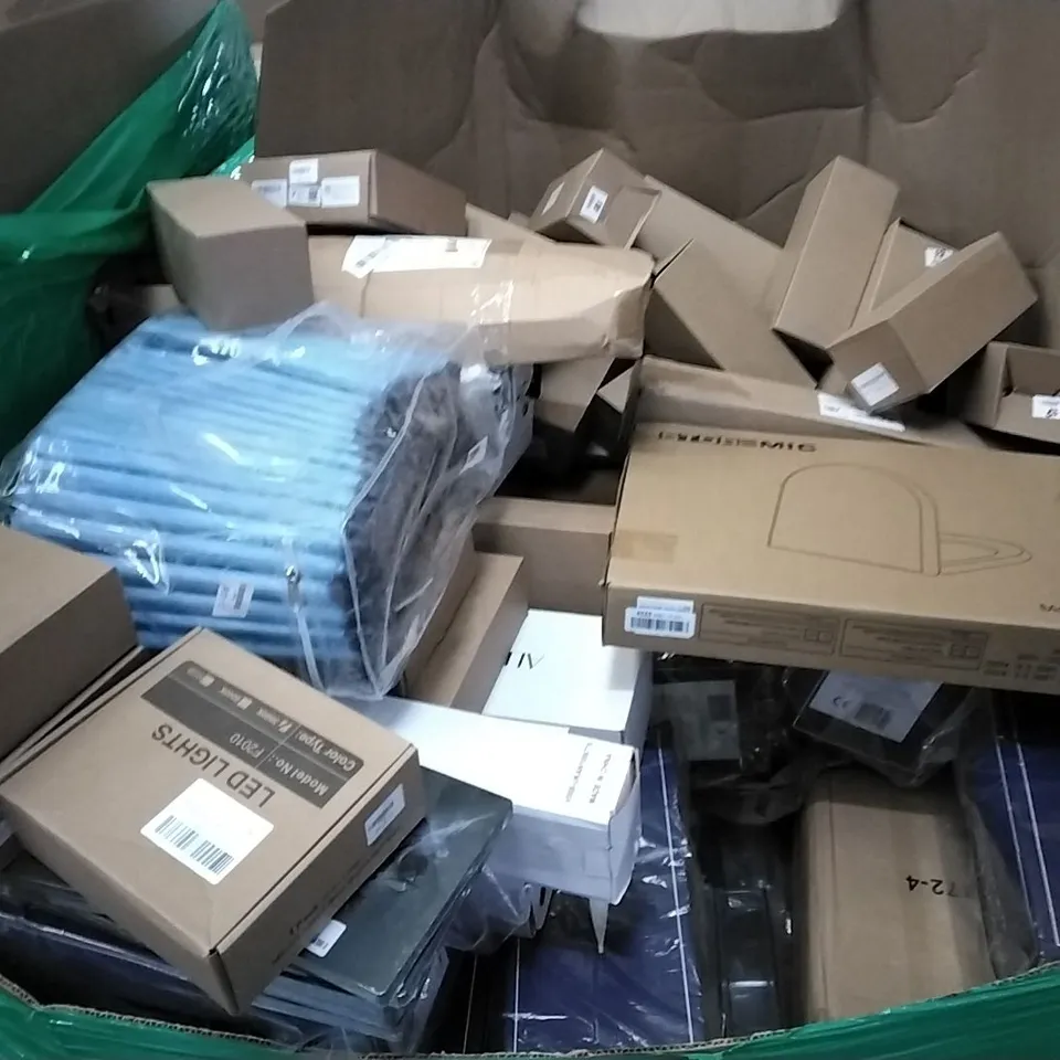 PALLET OF ASSORTED ITEMS TO INCLUDE: DOG PADDLING POOL, ALLOT FOOTWEAR, SAND N WATER PLAY TABLE, TOILET SEAT, INFLATABLE POOL ETC