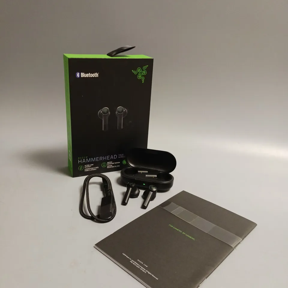 BOXED RAZER HAMMERHEAD TRUE WIRELESS EARBUDS IN BLACK AND GREEN INCLUDES CHARGING CASE AND CABLE