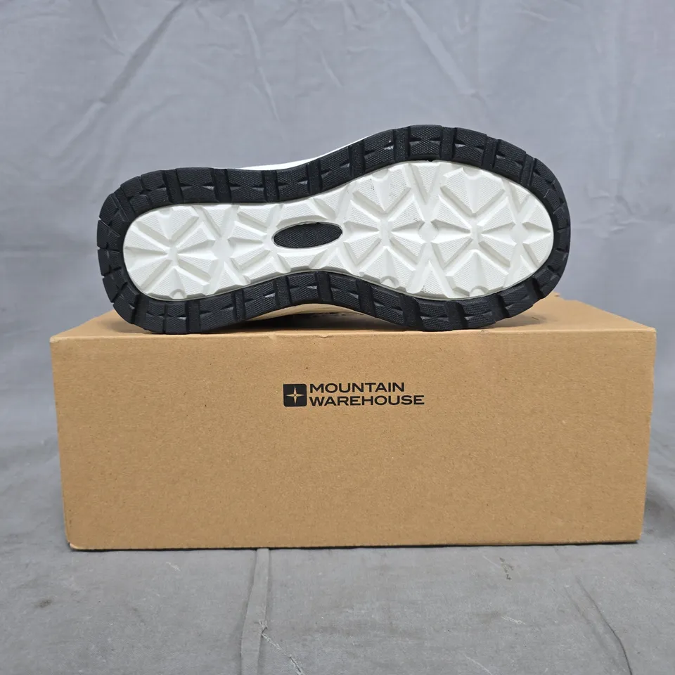 BOXED PAIR OF MOUNTAIN WAREHOUSE JUPITER KIDS ADAPTIVE WATERPROOF WALKING BOOTS IN BLACK/DARK CAMO/ORANGE SIZE UK 13