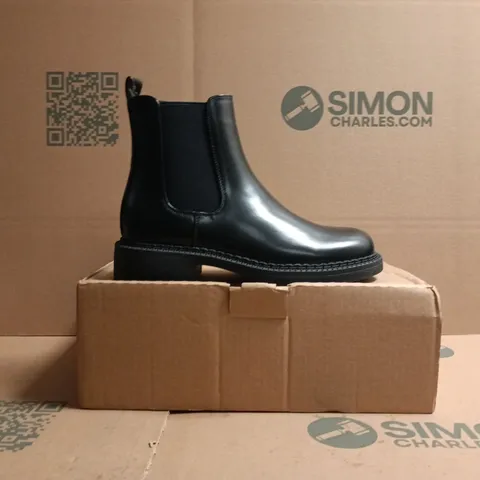 BOXED PAIR OF UNBRANDED SIDE-ZIP CHELSEA BOOTS IN BLACK SIZE 6