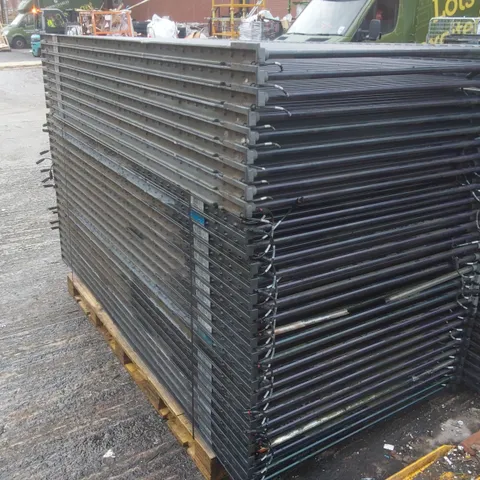 PALLET CONTAINING A VERY LARGE QUANTITY OF SOLAR PANELS