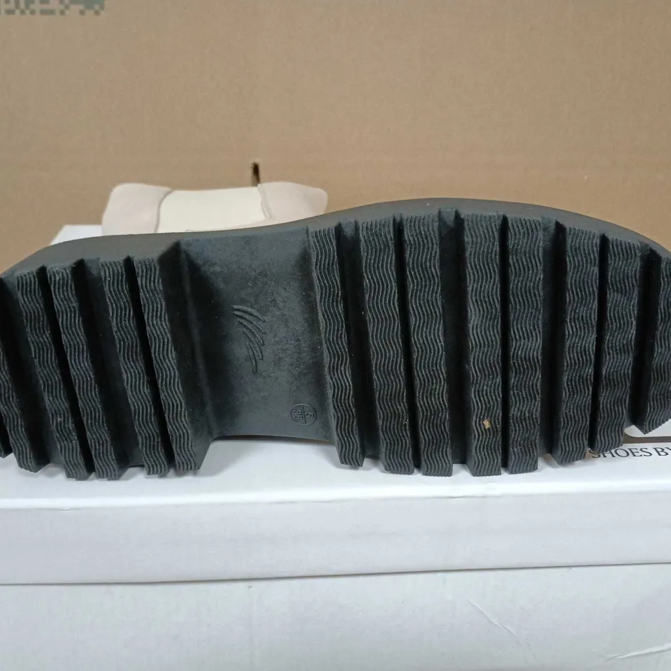 BOXED PAIR OF EMMA SHOES BY EMMA WHITE LEATHER ANKLE BOOTS – SAND - UK SIZE 5