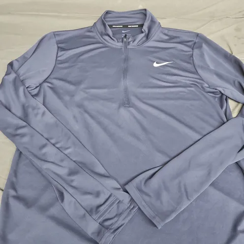 NIKE 1/2 ZIP TOP - SIZE M
