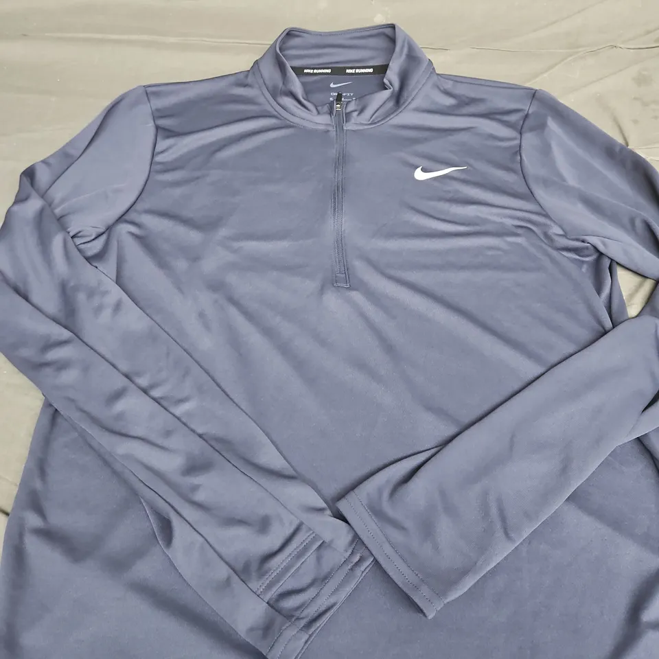 NIKE 1/2 ZIP TOP - SIZE M