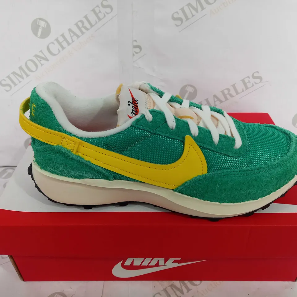 BOXED PAIR OF NIKE WAFFLE DEBUT VINTAGE WOMEN'S SHOES - GREEN - UK 3.5
