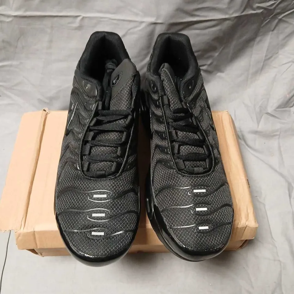 NIKE BLACK RUNNING SHOES – SIZE UK 9 (EUR 43 / USA 10)