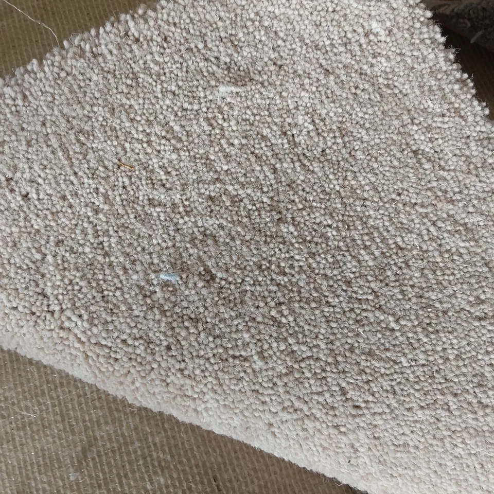ROLL OF QUALITY LINGDALE ELITE RYLESTONE CARPET APPROXIMATELY 4M × 7.43M