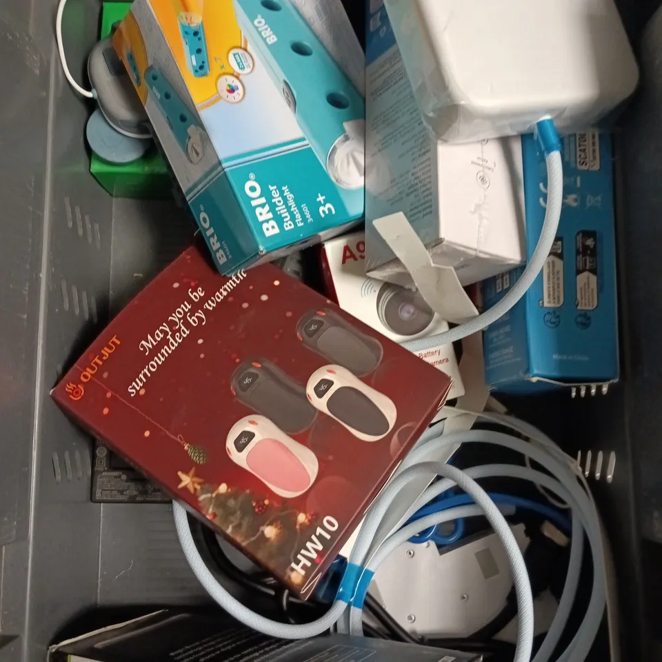 APPROXIMATELY 10 ASSORTED ELECTRICAL PRODUCTS TO INCLUDE HAND WARMERS, BUILDER FLASHLIGHT, IP BATTERY CAMERA ETC