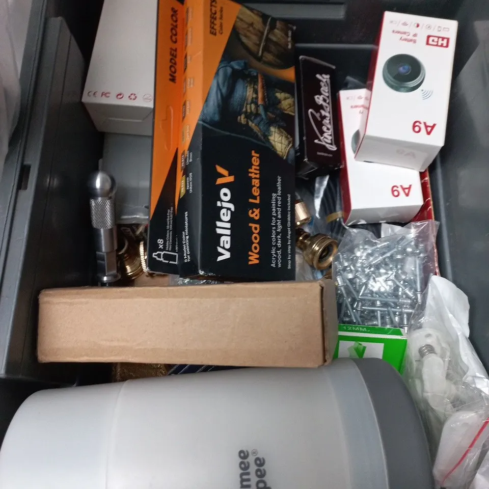 APPROXIMATELY 15 ASSORTED HOUSEHOLD PRODUCTS TO INCLUDE CLIP LIGHT FAN, NUMBER 22 SLATE DOOR PLAQUE AND TIMCO TIMBER FRAMING AND LANDSCAPING SCREWS