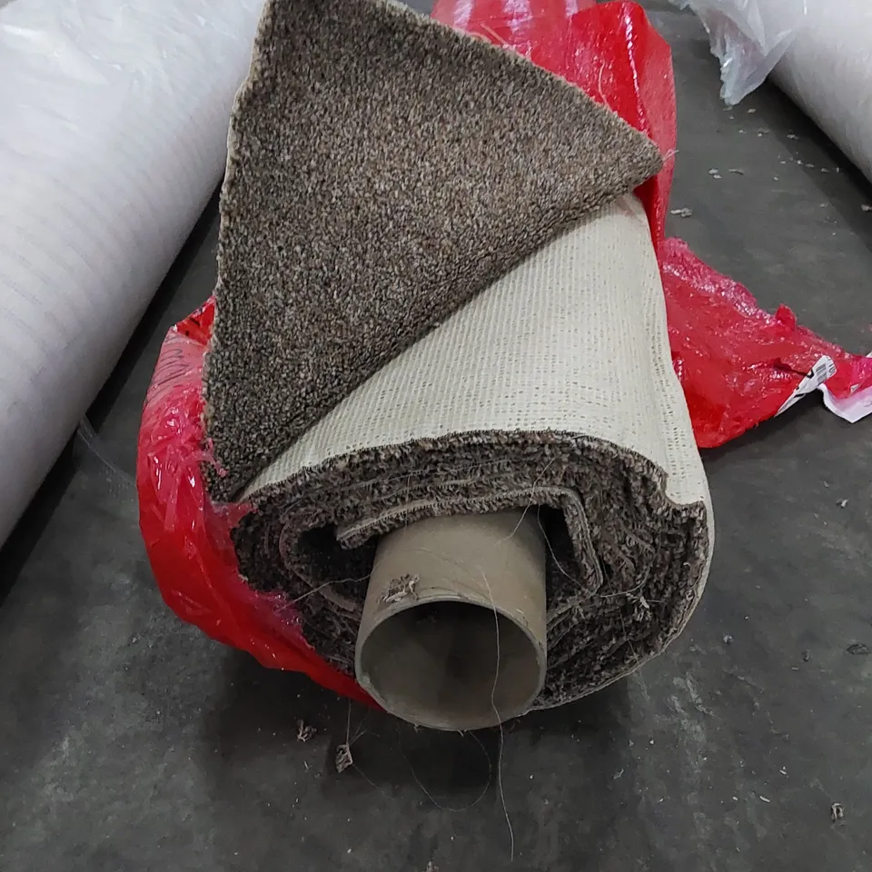 ROLL OF QUALITY STS HERITAGE LUXURY CARPET // SIZE: APPROXIMATELY 4.5 X 4m