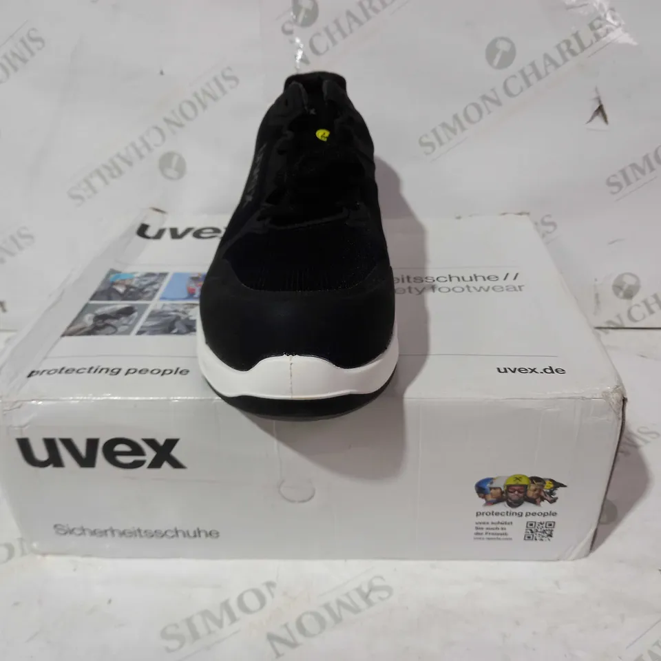 BOXED PAIR OF UVEX SAFETY TRAINERS IN BLACK EU SIZE 44