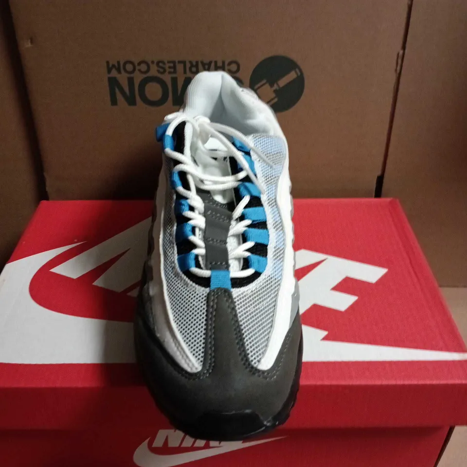 BOXED PAIR OF NIKE AIR MAX 95 TT SNEAKERS – UK 7 – GREY/WHITE/BLUE