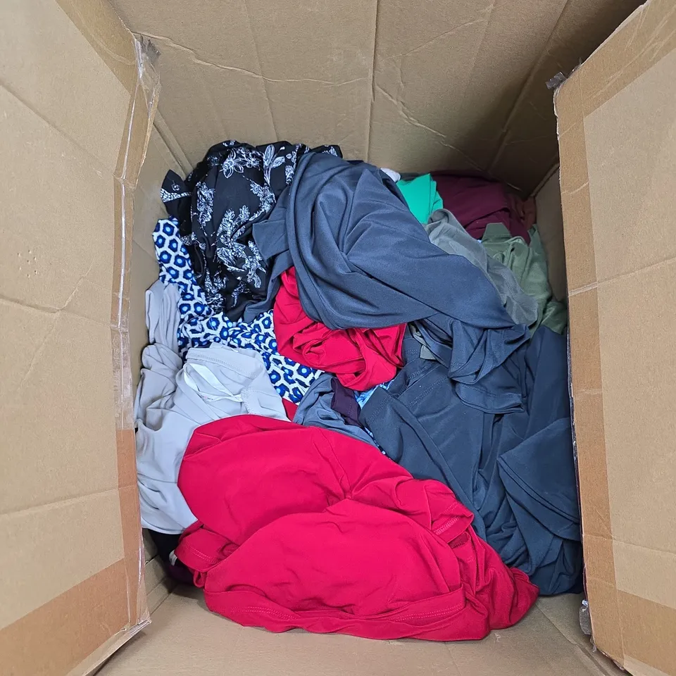 BOX OF APPROXIMATELY 25 ASSORTED CLOTHING ITEMS TO INCLUDE KIM AND CO PURPLE SKIRT ETC