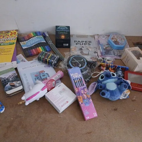 LARGE QUANTITY OF ASSORTED TOYS AND ACCESSORIES TO INCLUDE; PAPER PUPS, HUN TRIX, POCKET ETCH SKETCH AND TAROT OF SACRED KINGDOM